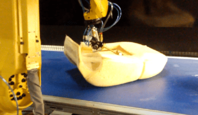 A robot sprays a resin substance which can peel off to remove surface impurities. The strippable coating could reduce unwanted substances in the nuclear decommissioning environment.