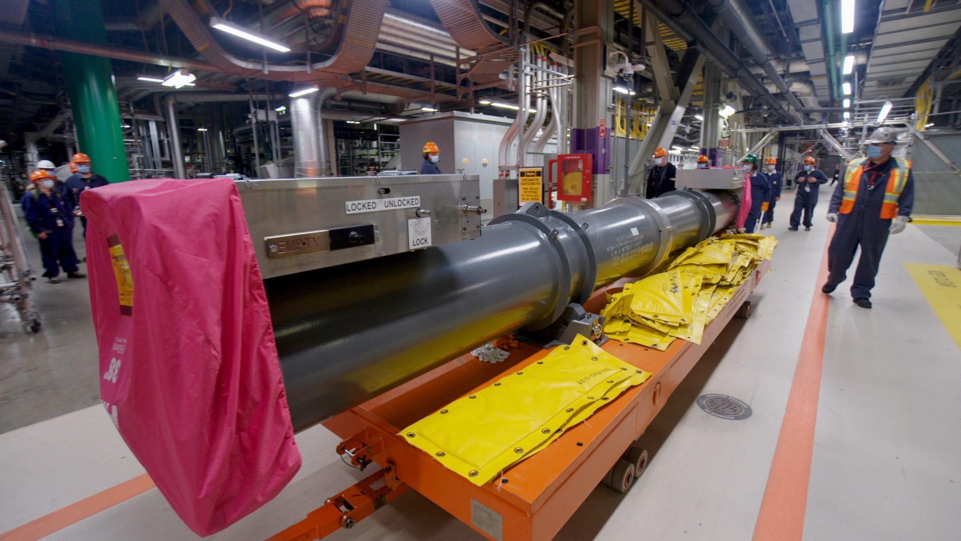 A 13,600-kilogram flask loaded with a pressure tube, a calandria tube, and four garter springs is prepared for transport.
